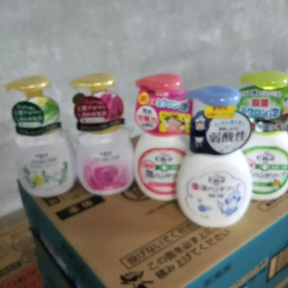 
BIORE Hand soap that comes out with bubbles 