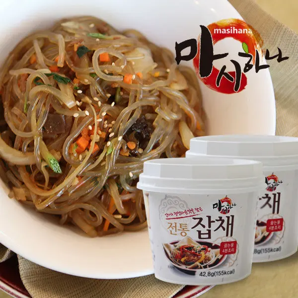 Корейская жареная лапша Japchae с соевым соусом, мясом для земли и смешанными овощами