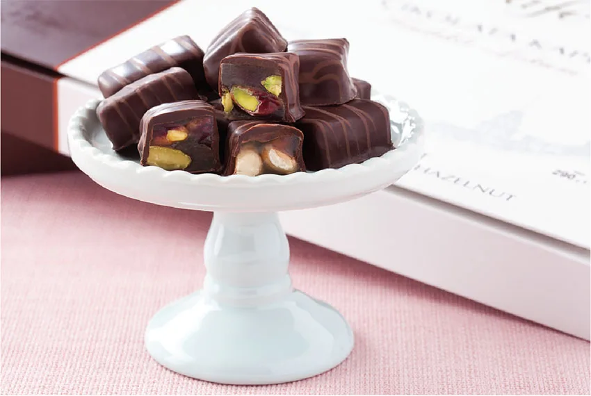 Turkish Delight Chocolate Covered with Double Roasted Hazelnut Gift Box 300g - 813 code