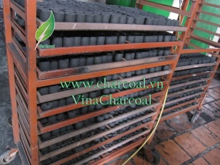 Кокосовый уголь для барбекю в форме цилиндра и приятный огонь для горения в ресторанах