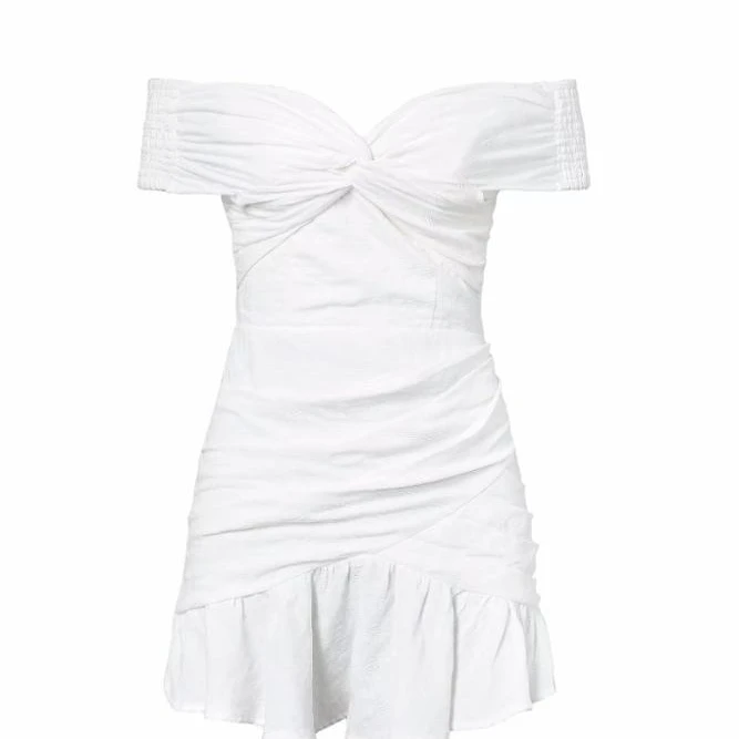 Украшенное складками однотонное женское платье с прямым воротником и оборками