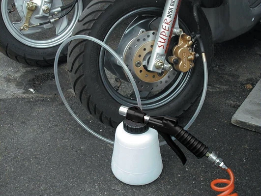1L Pneumatic Universal Air Vacuum Clutch and Brake Fluid Bleeder Extractor