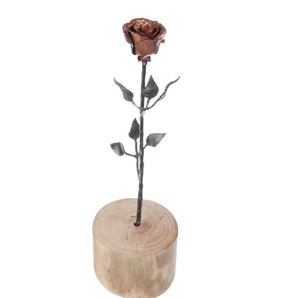 Железная роза с деревянным основанием 6 листьями