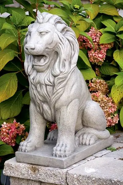 Zoo Decoration Life Size Fiberglass Resin Sitting Lion Statue Art Sculpture