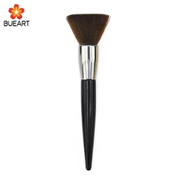 Кисть для макияжа из синтетических волос с деревянной ручкой