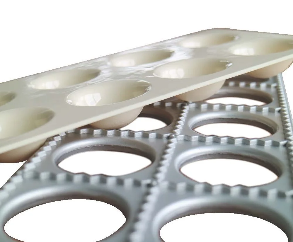 Kitchen Accessories Easy-To-Use 10 Squares Metal Pasta Cutter