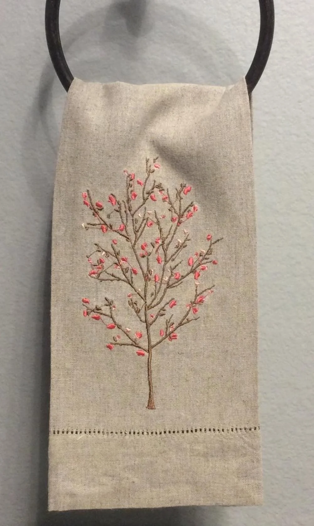 Белое банное полотенце с ручной вышивкой из 100% льна