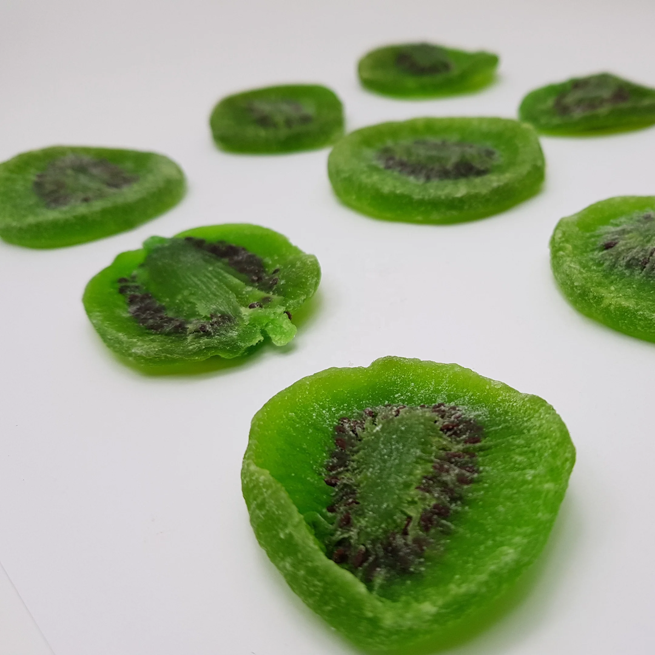 dehydrated Dried kiwi slices green color added from Thailand