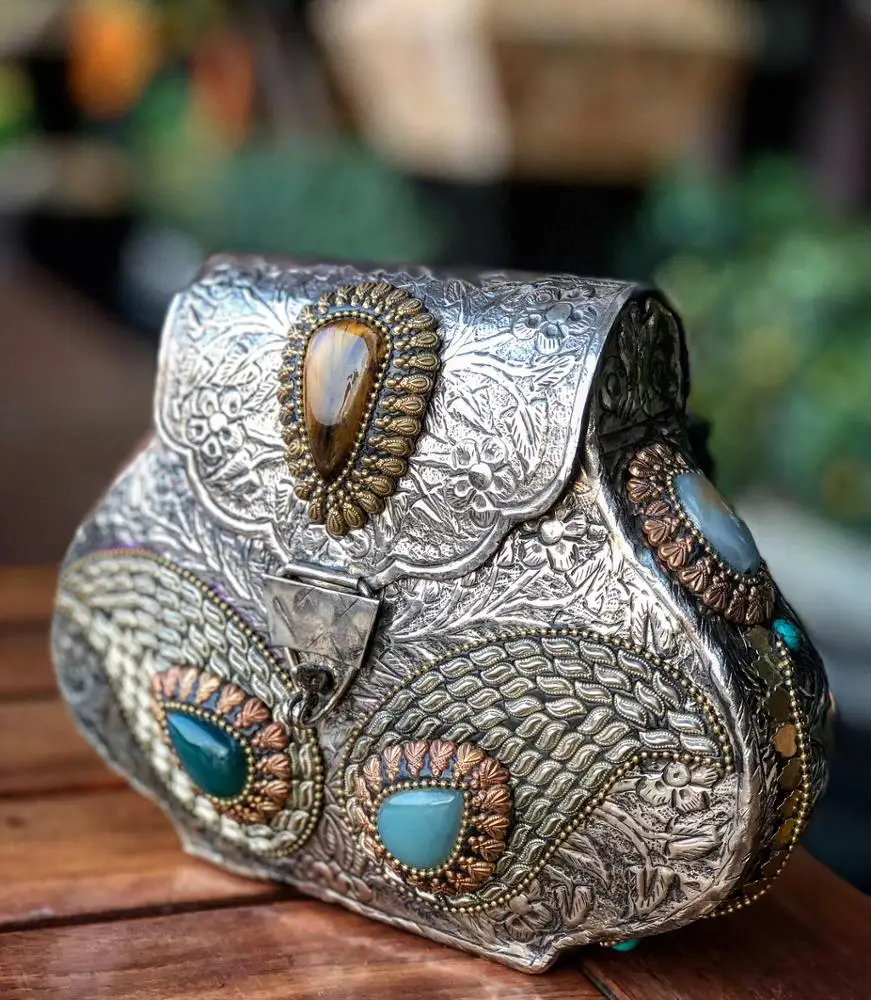 Female Party Handmade Embossed Brass Vintage Clutch Purse Evening Bag Silver stone decoration