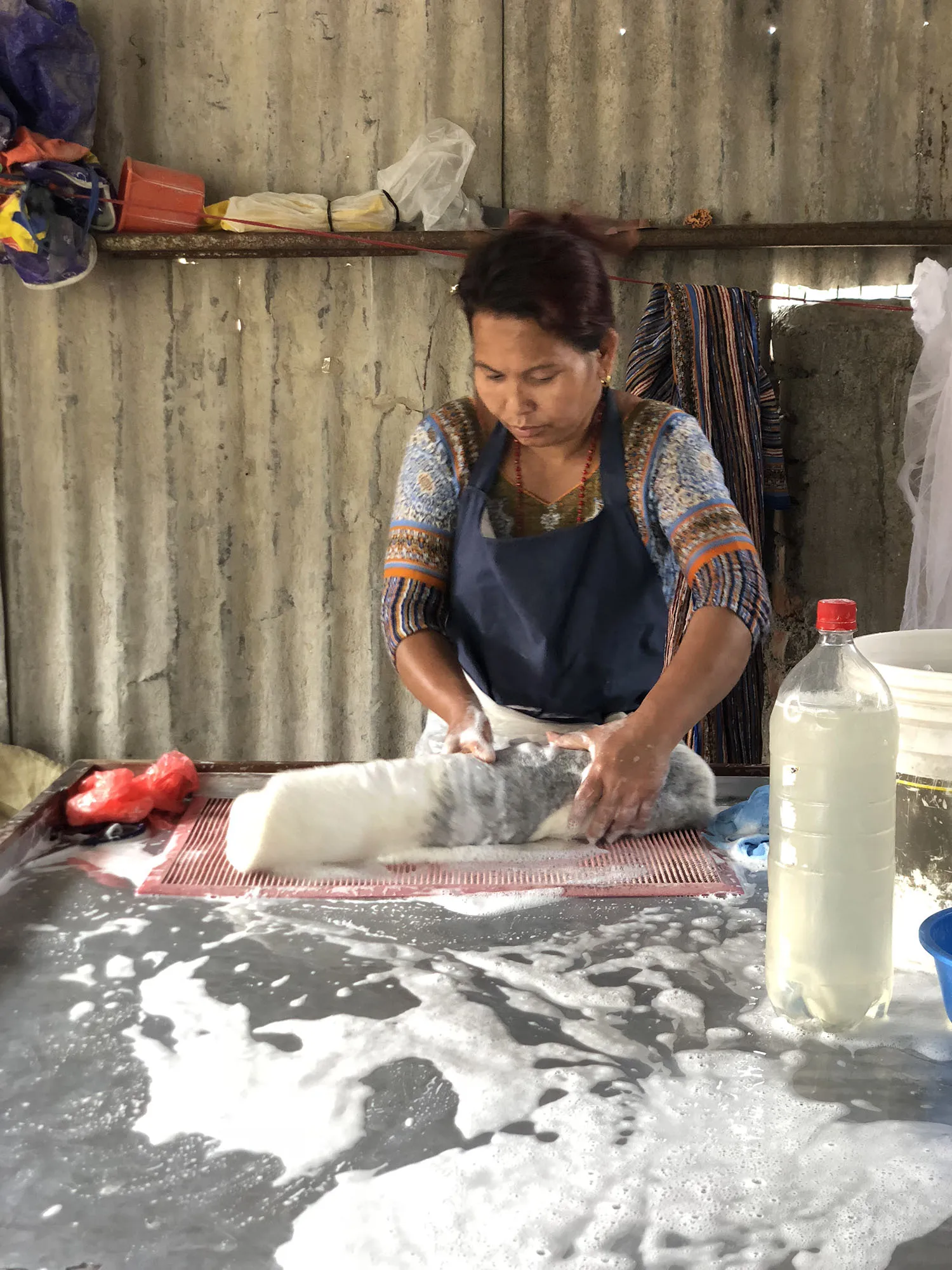 Handmade unique cat-shaped cat cave naturally made golden cat house organic and eco-friendly, sustainable and warm pet bed