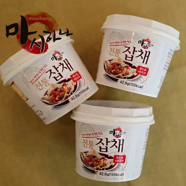 Корейская жареная лапша Japchae с соевым соусом, мясом для земли и смешанными овощами