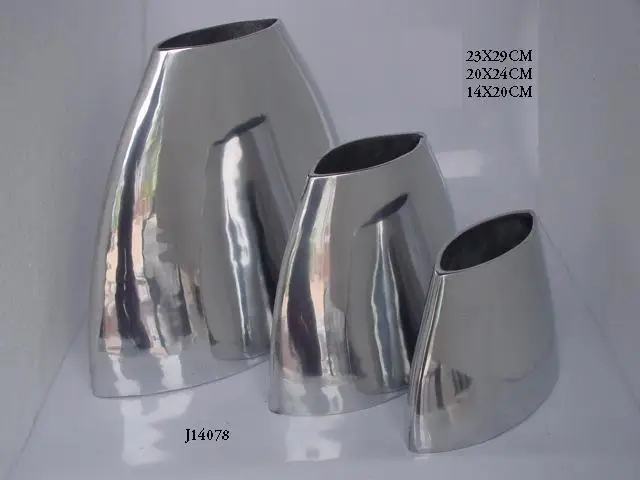 
Cast Aluminium vase curved top with mirror polish available in Mat finish also 