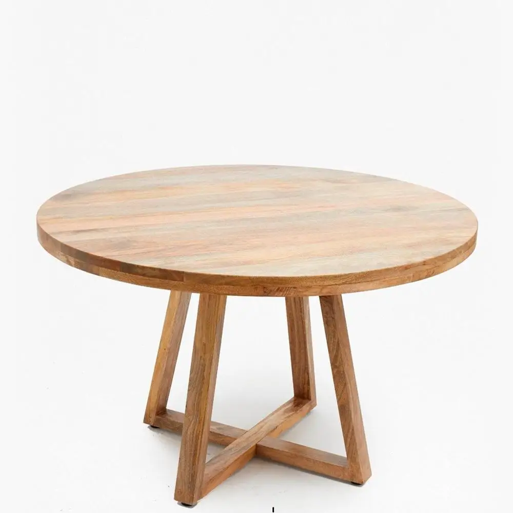круглый стол со стульями из дерева