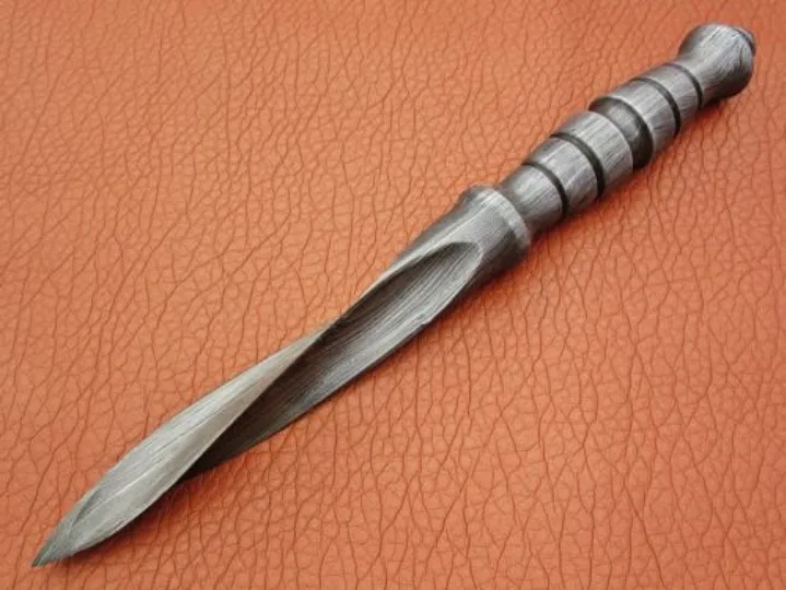 DT-18-SK228 Damascus Steel Tri Dagger With Sharp Edges