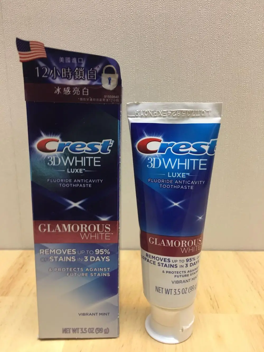 
Crest Toothpaste 3.5oz 3D White Vibrant Mint Luxe Glamorous White Whitening Strengthens enamel fluoride anticavity toothpaste 