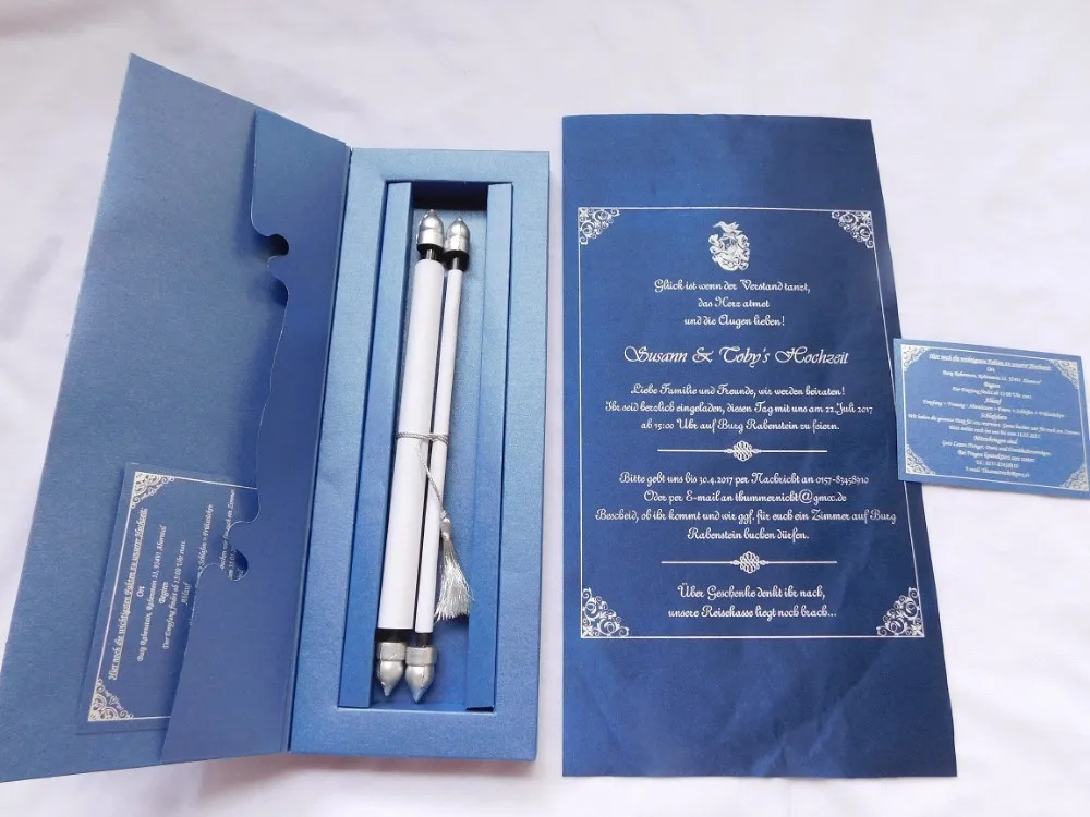  Сделанное на заказ приглашение в виде свитка цвета слоновой кости с напечатанным шелковом экране текстом или золотой фольгой печатные тексты