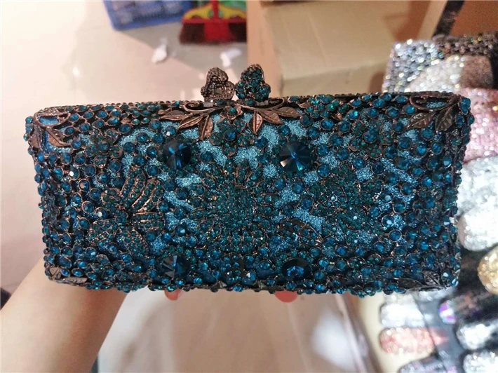 DB862 red lips clutch bag