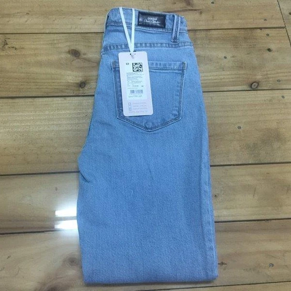 Джинсы для женщин-окончательная проверка случайным образом