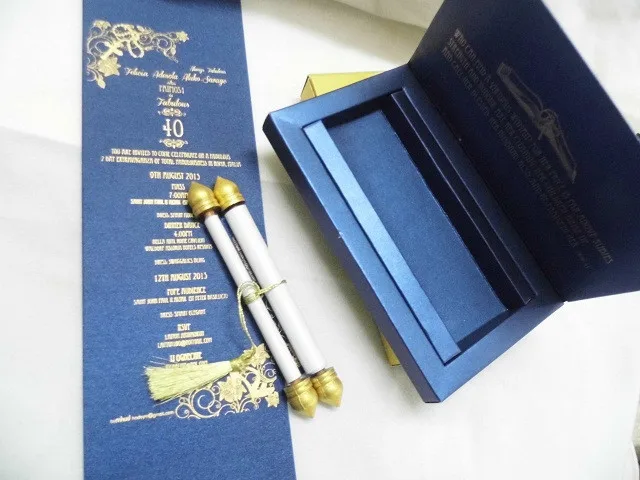  Сделанное на заказ приглашение в виде свитка цвета слоновой кости с напечатанным шелковом экране текстом или золотой фольгой печатные тексты