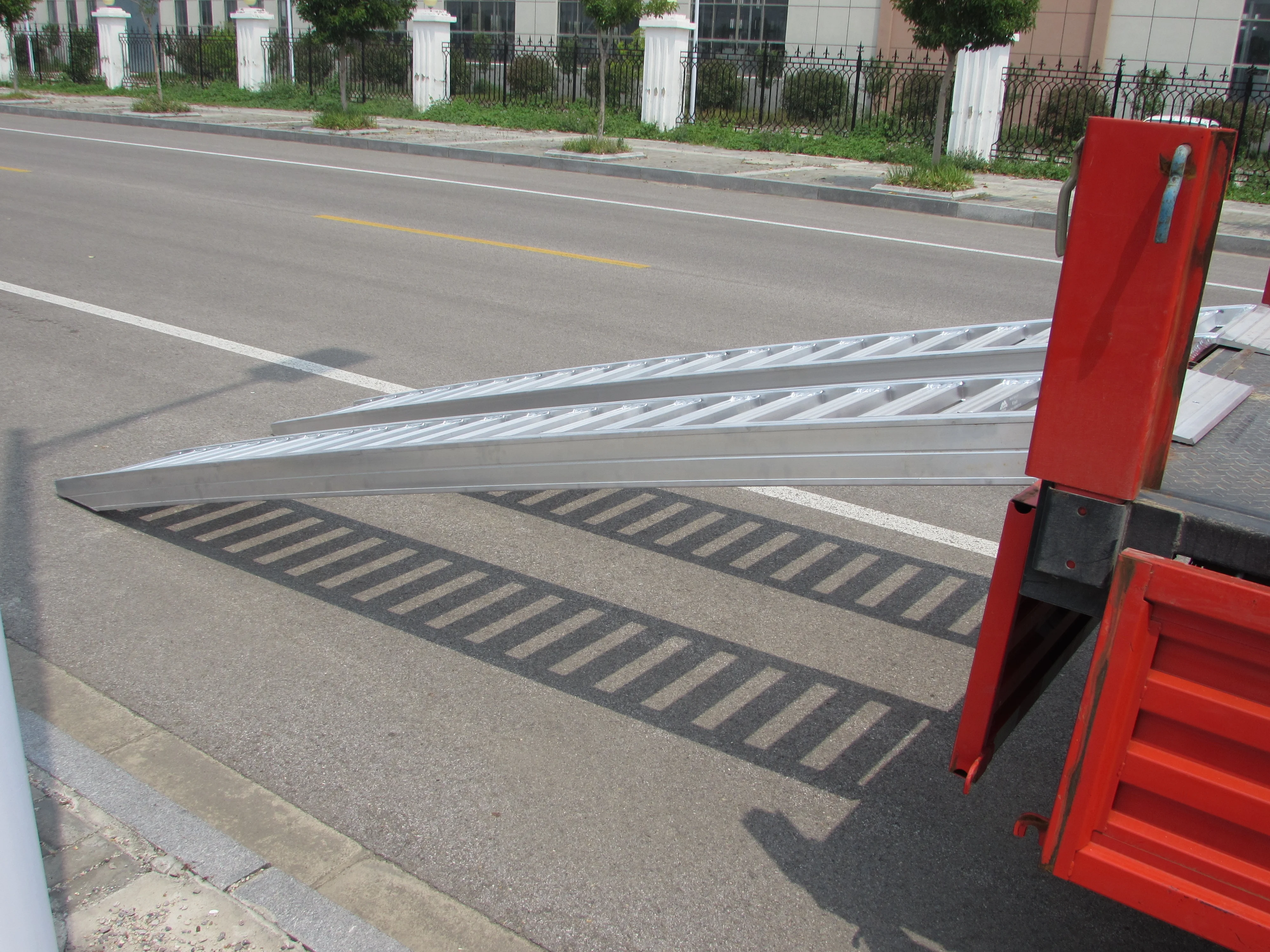 Heavy duty aluminum loading ramps