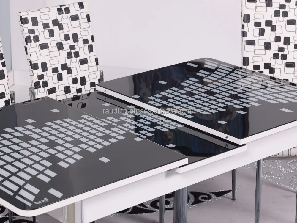 Обеденный стол с функцией автоматического складывания.