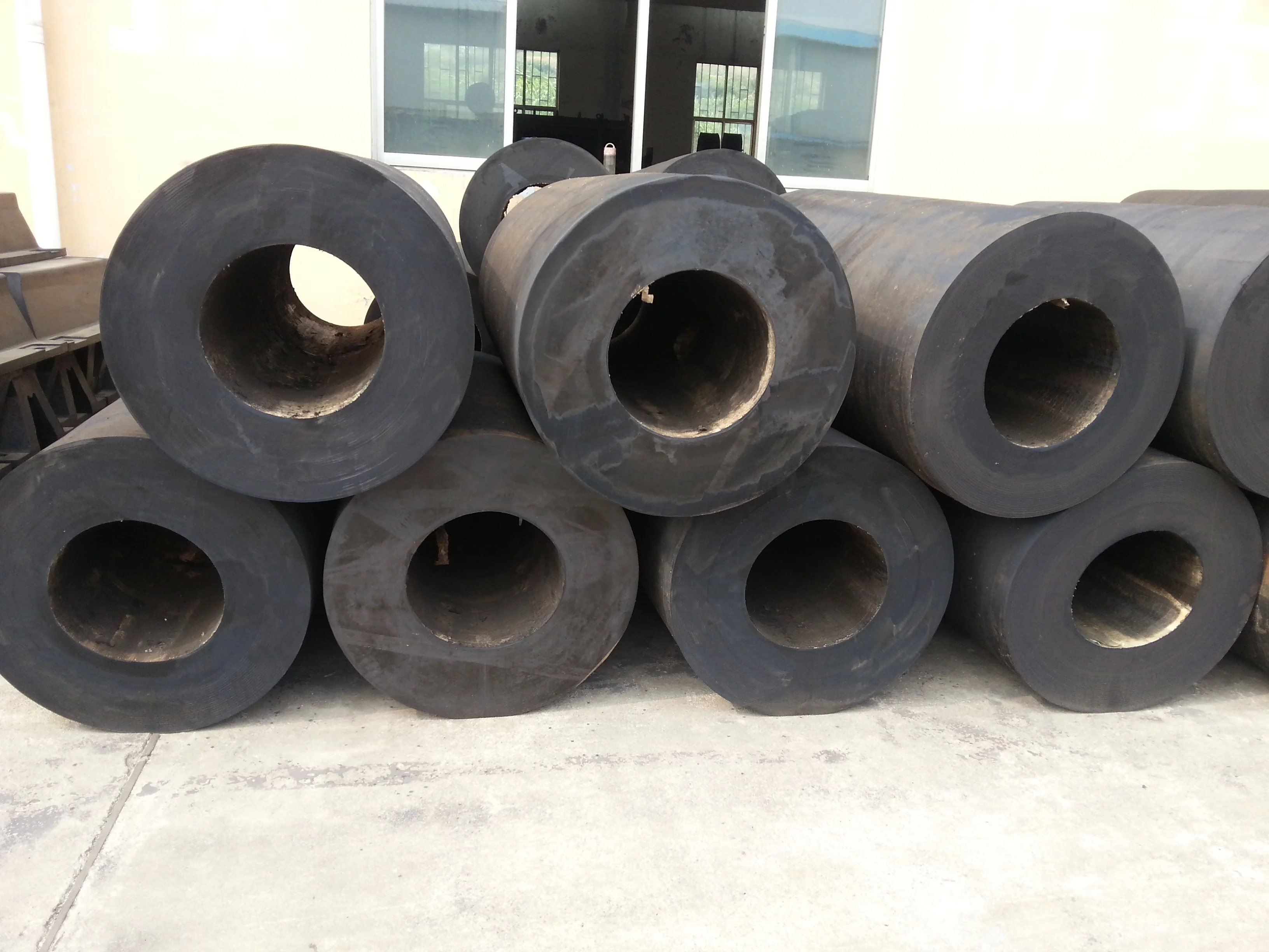 Marine equipment cylindrical rubber fender used to prevent ships from colliding against docks