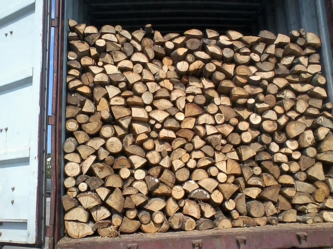 
KILN DRIED FIRE WOOD HARDWOOD FSC CERTIFIED 10-15 % MOISTURE OAK BEECH ASH 