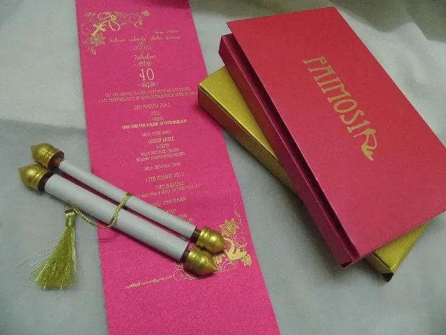  Сделанное на заказ приглашение в виде свитка цвета слоновой кости с напечатанным шелковом экране текстом или золотой фольгой печатные тексты