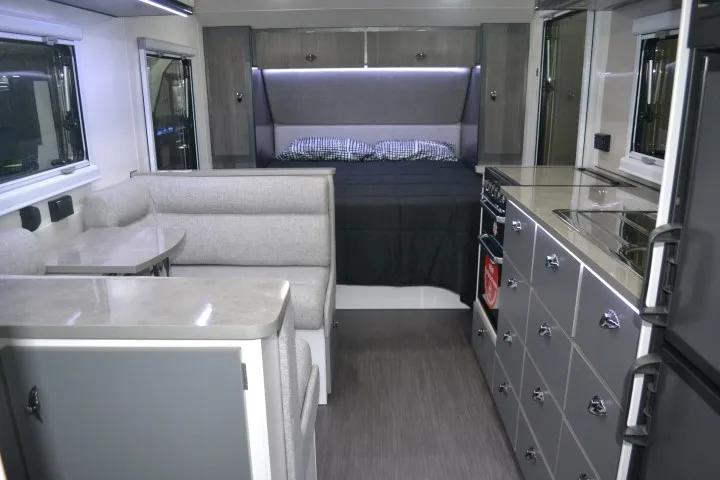 
Factory Supply Cheap Price Off Road Travel Caravan Trailer with Inflatable Awning for Sale 