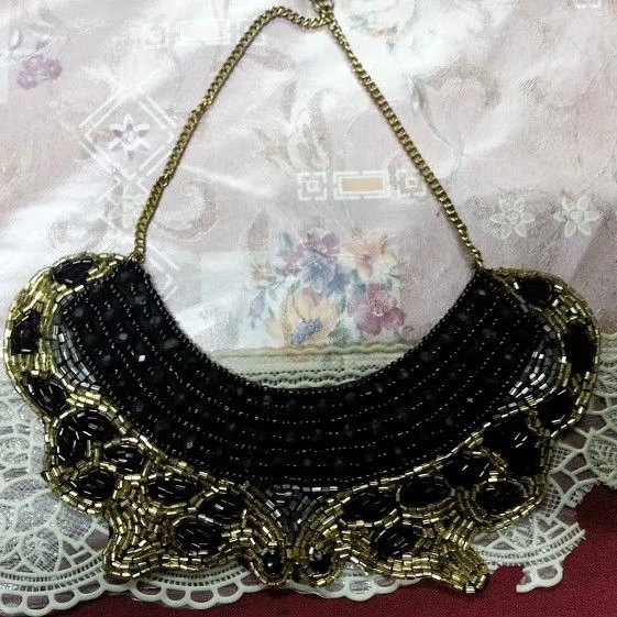 Ожерелье с ручной вышивкой и бисером в индийском стиле