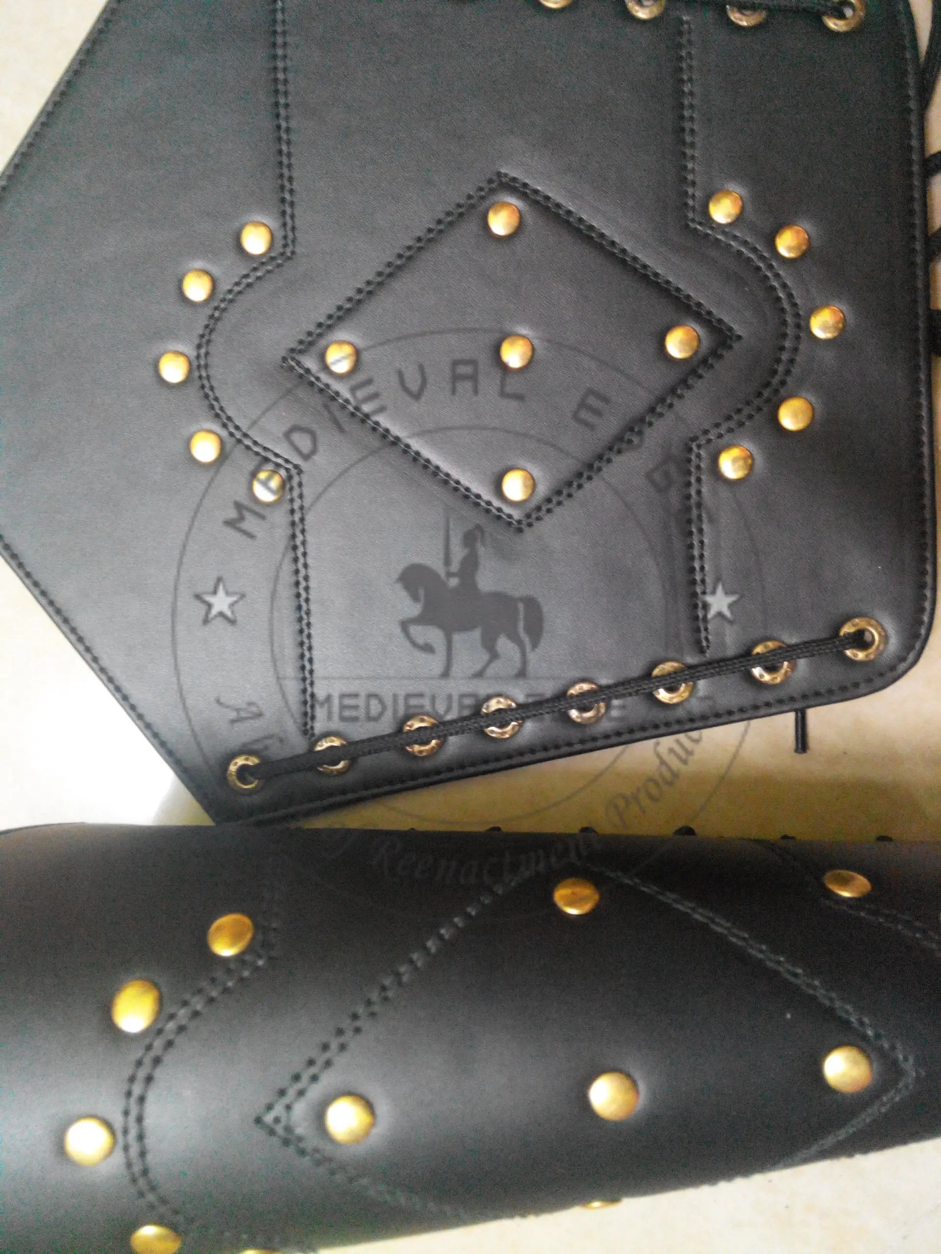 Средневековый стиль черный кожаный нарукавник с дизайнерским медным болтом