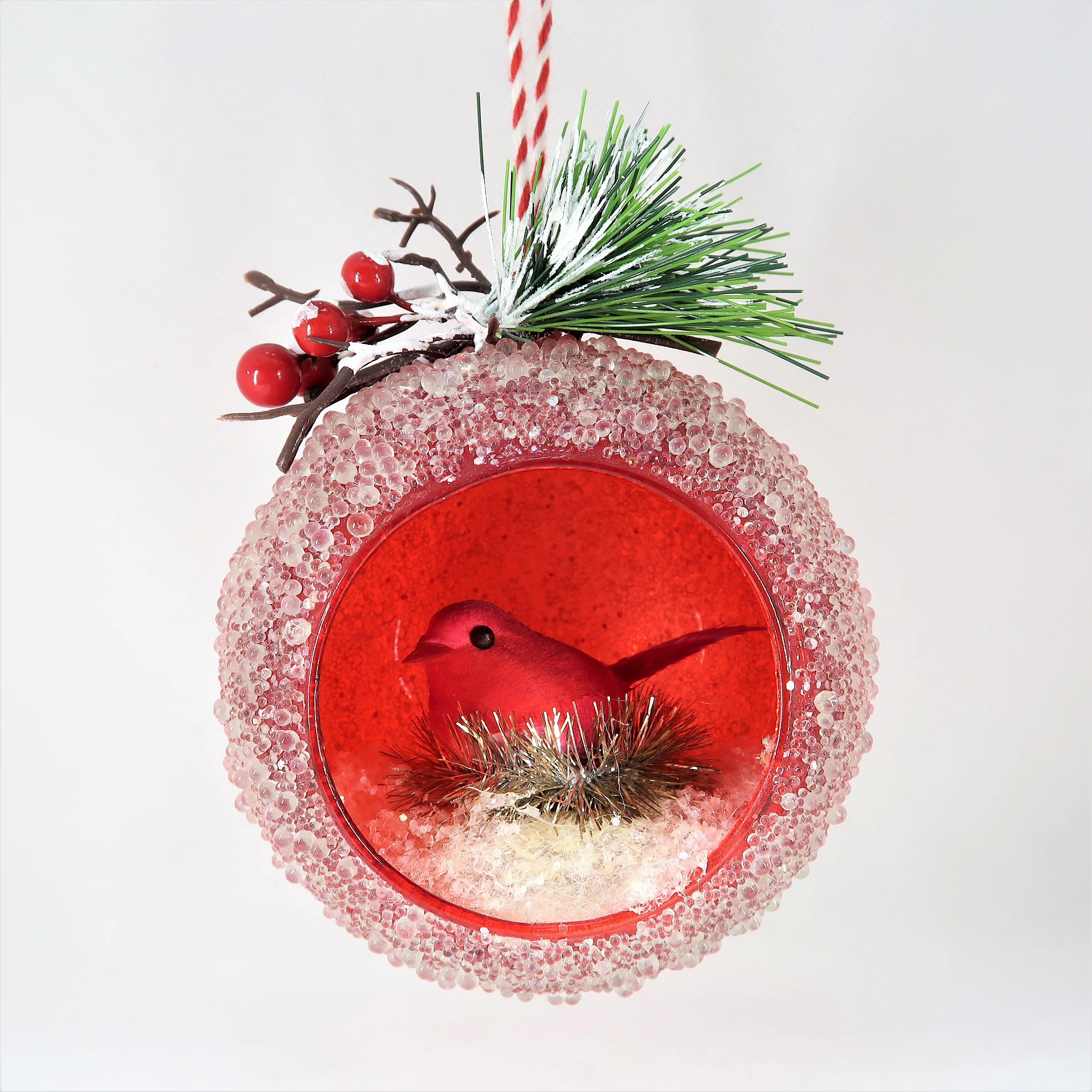 Рождественское украшение, матовые бусины и красный стеклянный пустотелый шар в птичьем орнаменте