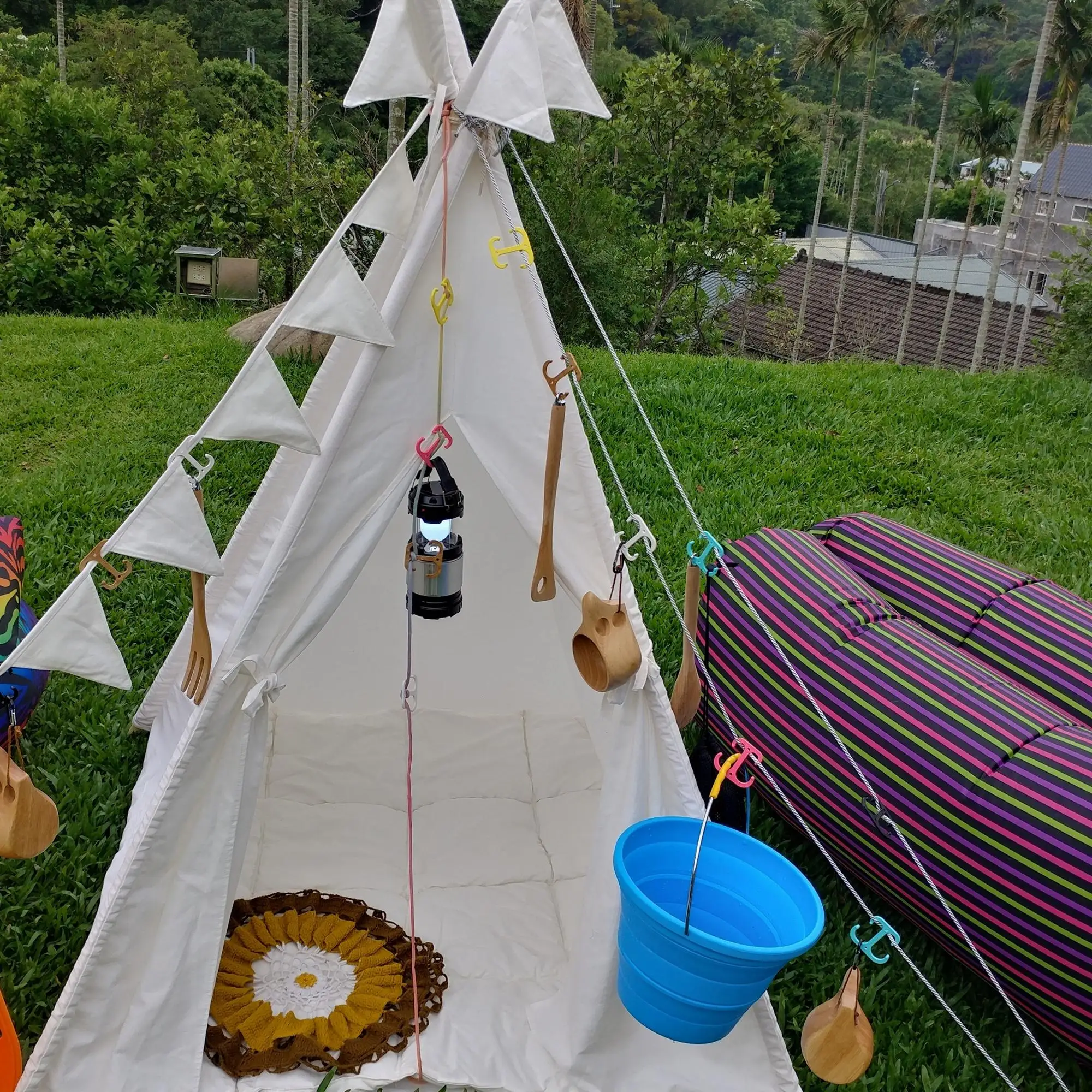 Hassle free to hanging up any things , All kinds of rope can use with Magic Hook and very  stable. camping hook outdoor product