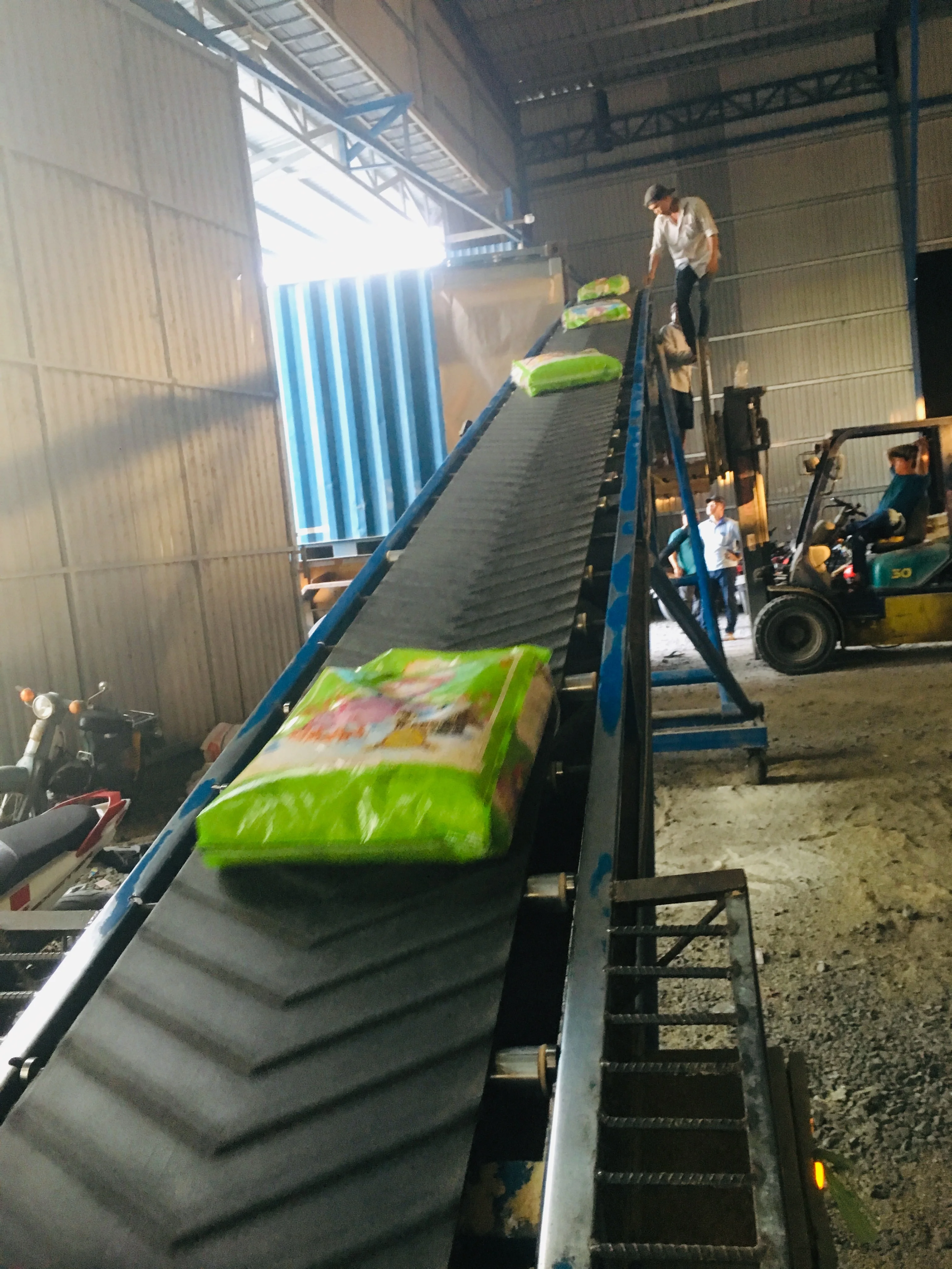 
HOT SALES !!! CHEAPEST VIETNAM FRAGRANT RICE, DAI THOM 8, HIGH QUALITY CELL: 84 901 390 588 /WHATSAPP 