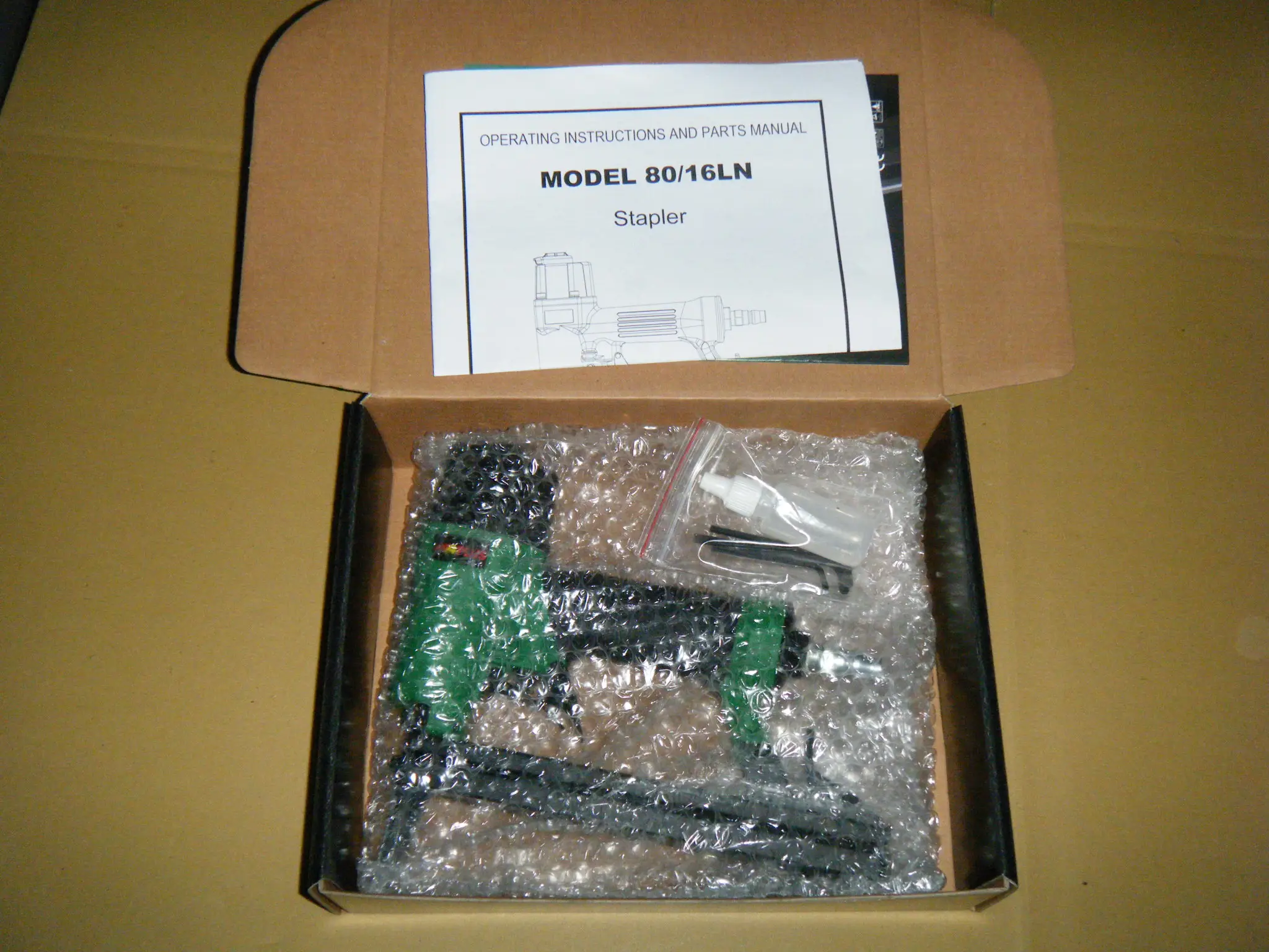 APLUS  72/16LN, 16mm , 12.7mm crown, 50mm LONG NOSE,Double trigger for safety, furniture air staple gun