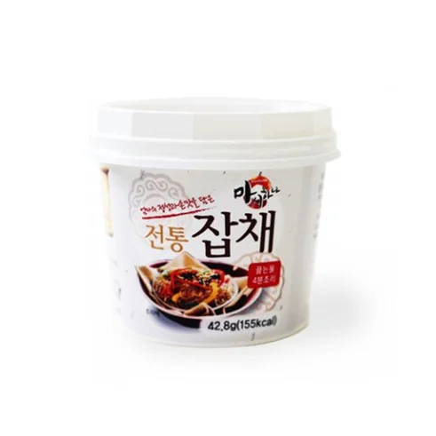 Корейская жареная лапша Japchae с соевым соусом, мясом для земли и смешанными овощами