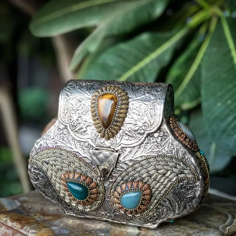 Female Party Handmade Embossed Brass Vintage Clutch Purse Evening Bag Silver stone decoration