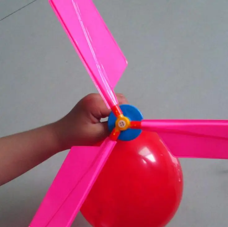 Традиционный Летающий игрушечный вертолет с воздушным шаром и свистком для детей