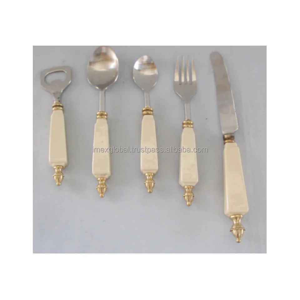 Набор столовых приборов квадратной формы с белой ручкой