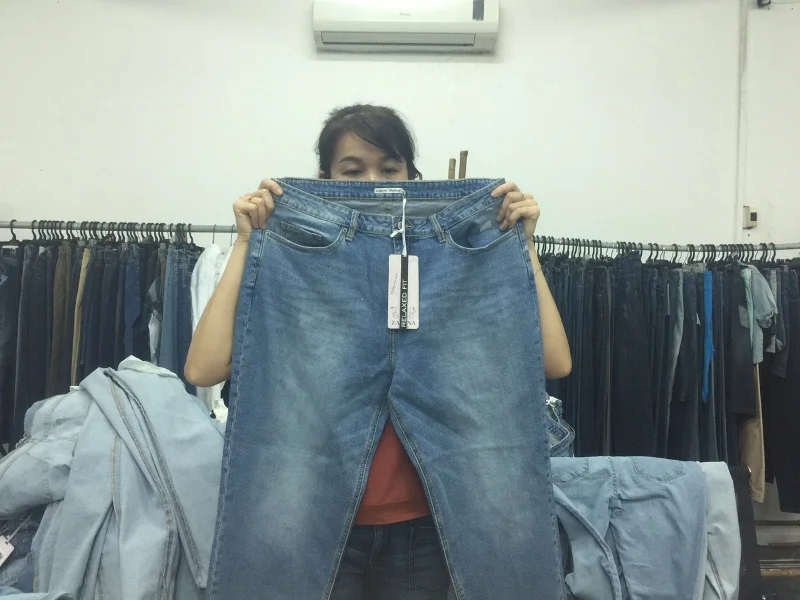 Джинсы для женщин-окончательная проверка случайным образом