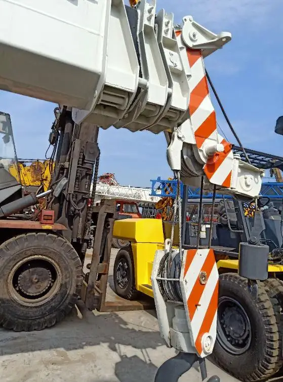 Бывший в употреблении китайский 25-тонный Грузовой кран PuYuan хорошем состоянии для работы