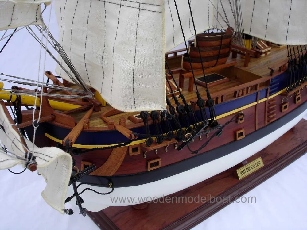 HMS /HM BARK ENDEAVOUR PAINTED WOODEN MODEL BOAT_ WOODEN HANDICRAFT MODEL