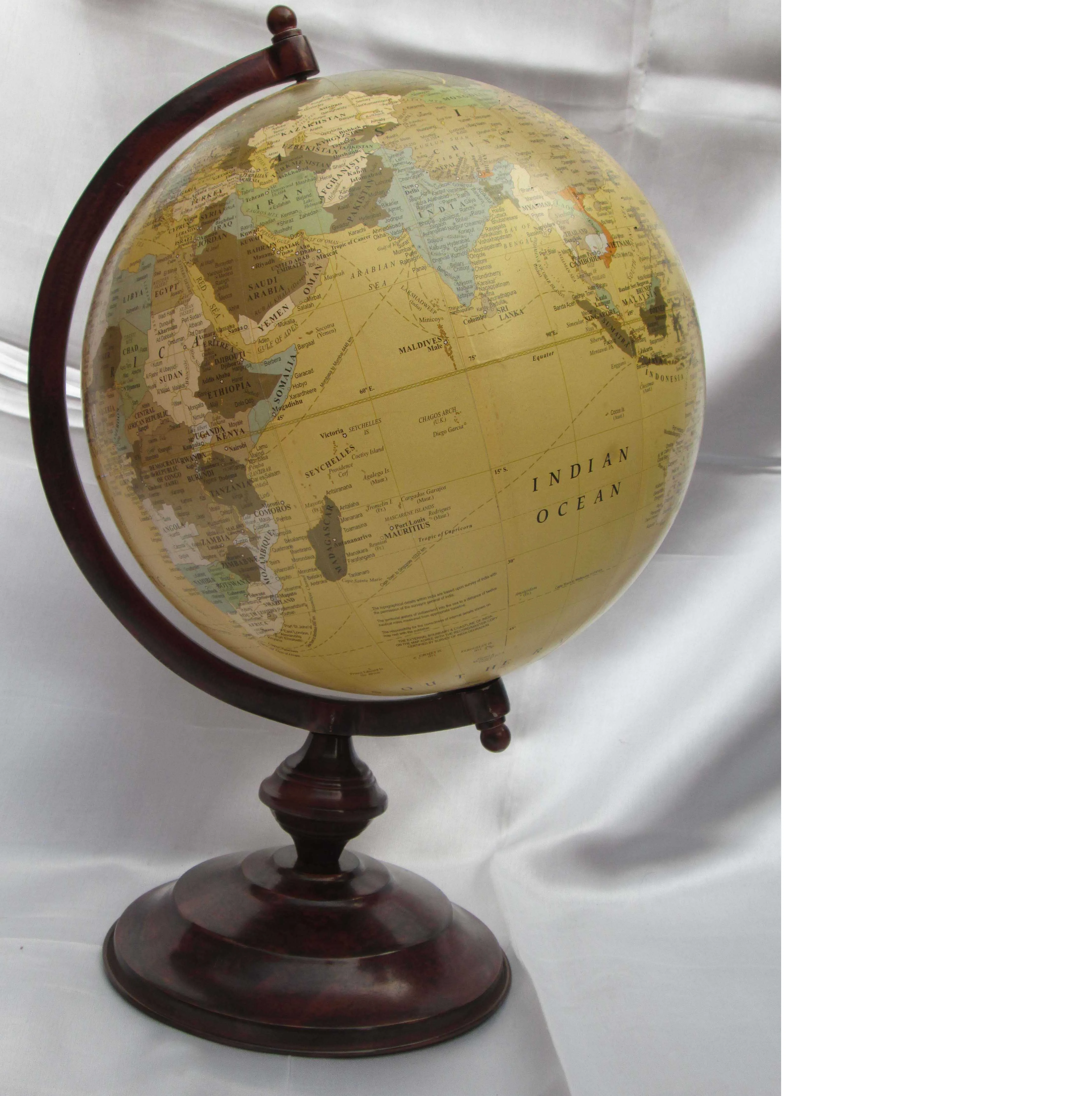 BEAUTIFUL DESK GLOBE WITH HEXA SHINY