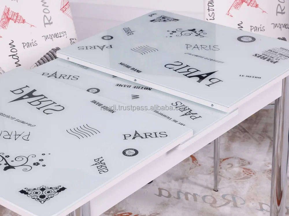 Обеденный стол с функцией автоматического складывания.