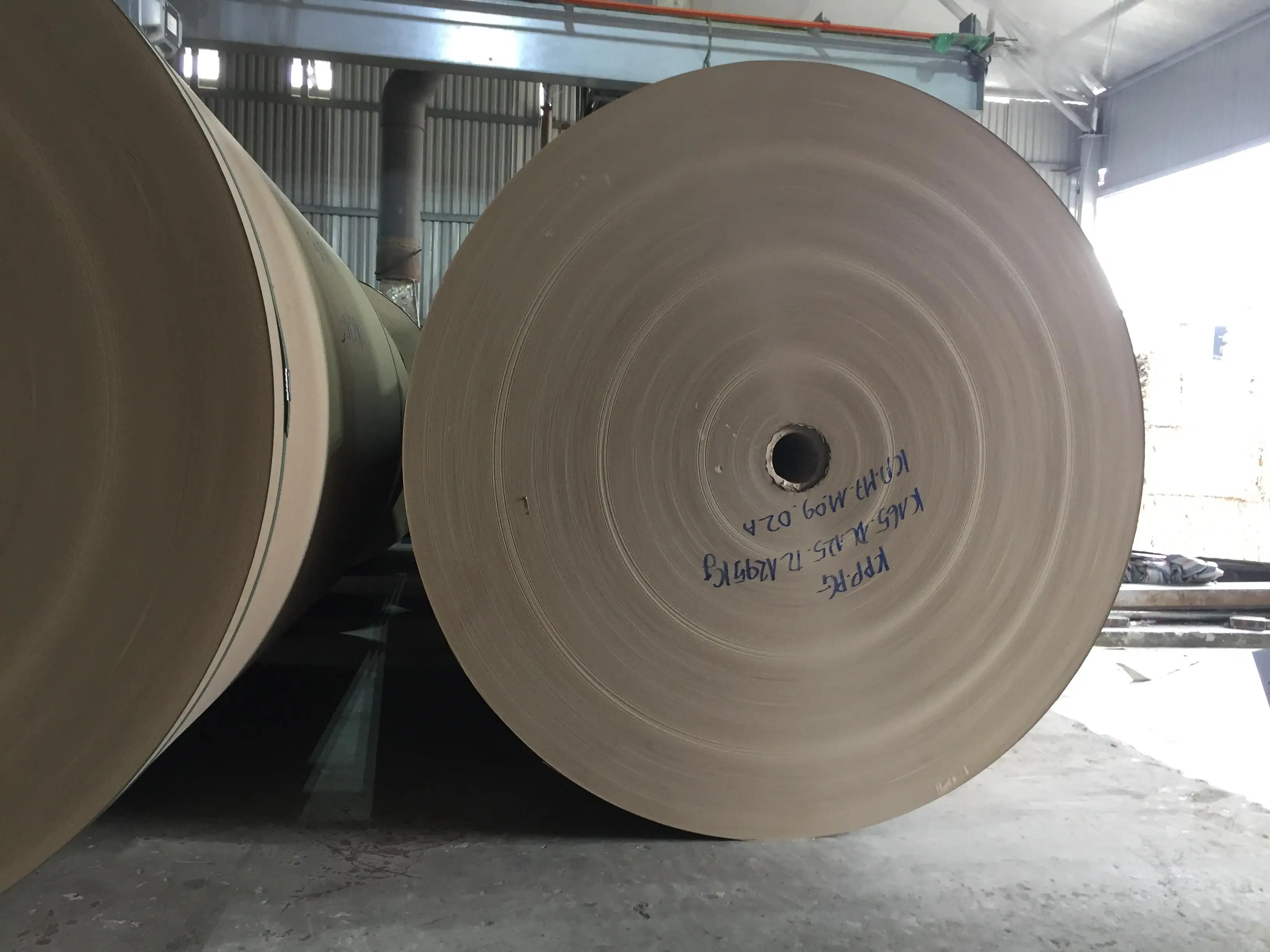 
1 sided coated 100 gsm kraft paper jumbo roll paper for making carton box for sale 