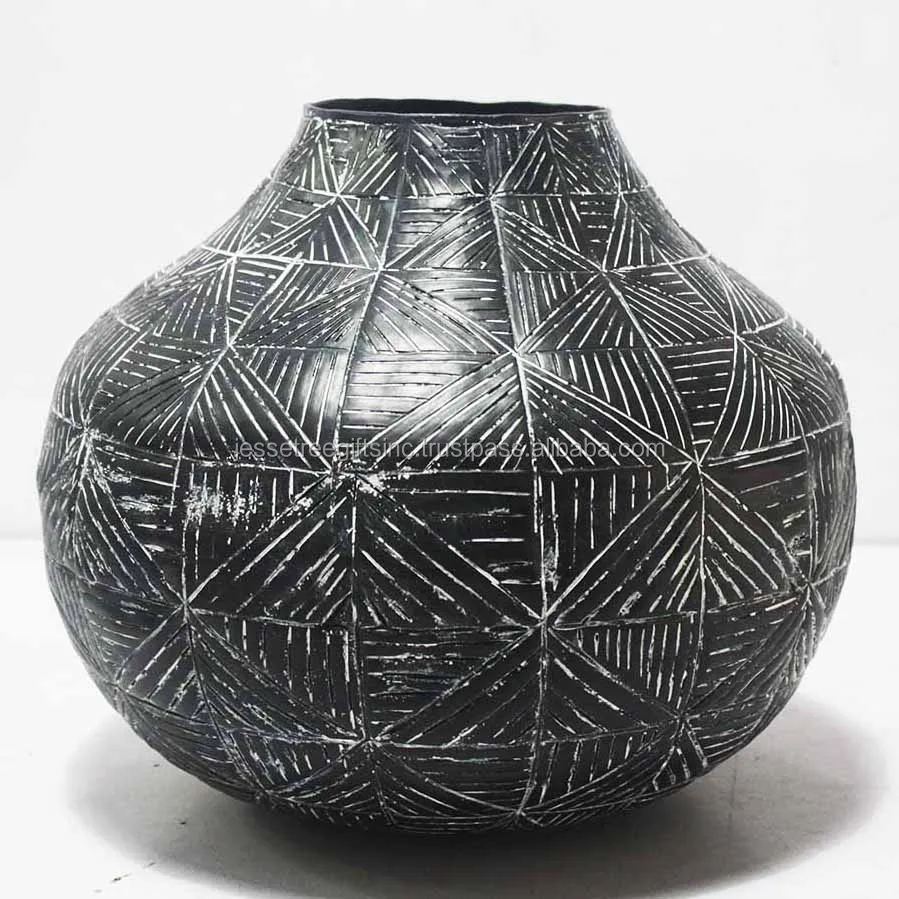 Handmade Metal Flower Vase With Black Powder Coating Finishing Round Shape Embossed Design For Home Decoration Wholesale Price