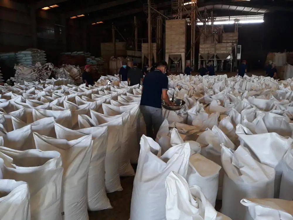 Высококачественный черный и белый перец