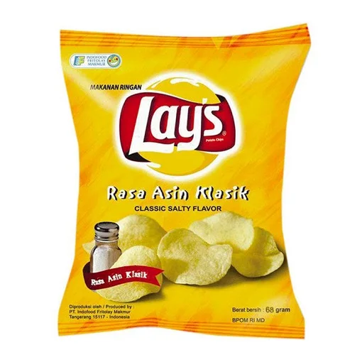 Укладывает закуски