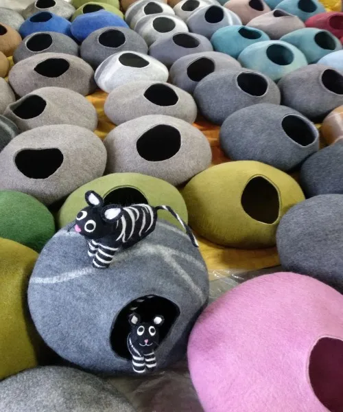 Handmade felt cat cave bed / dog house handmade nepal warm strong durable delicate Wholesale Handcrafted Eco-friendly wool Felt