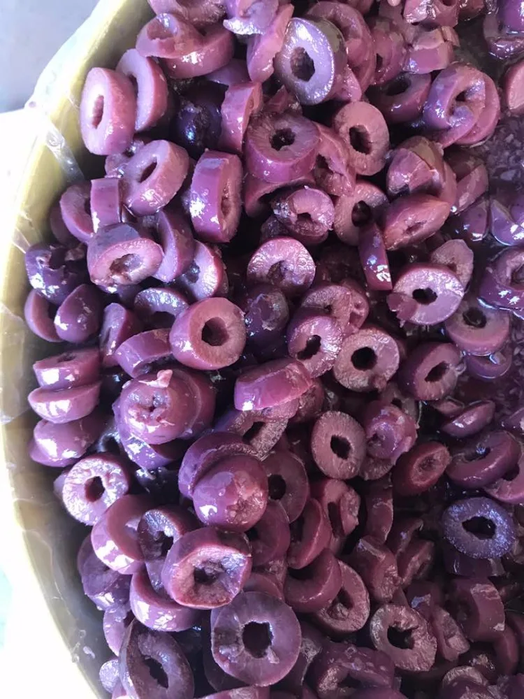 
Нарезанные натуральные черные оливки 